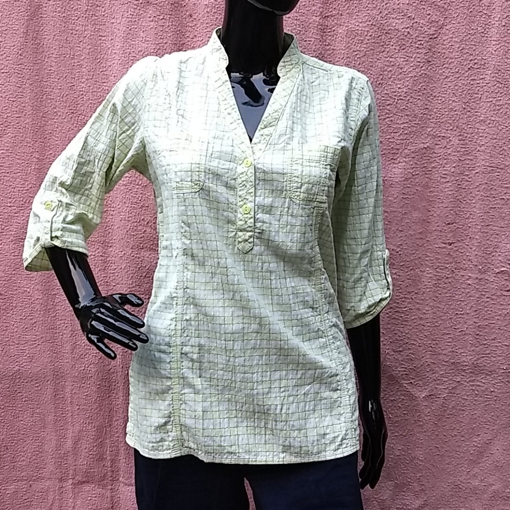 Green and white plaid shirt w/ 3/4 length sleeves